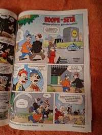 Aku Ankka N:o18 / 2012-Tupu,Hupu ja Lupu kepposillaan aiheuttavat vähän harmia.. Roope-sedästä ei nuukuus poistu ym.ym. Sivuja 36