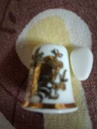 Posliini sormustin; mukava pikku lahja tai tuliainen OINAS horoskoopin alla kulkevalle.Tai aloita itse pienen tilan vievä keräily.