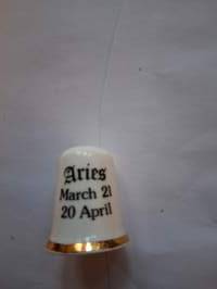 Posliini sormustin; mukava pikku lahja tai tuliainen OINAS horoskoopin alla kulkevalle.Tai aloita itse pienen tilan vievä keräily.