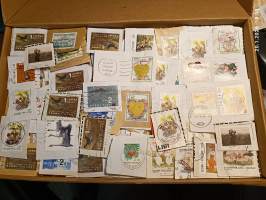 Filatelia - Suomi - Postimerkileikettä yli 1,1 kg. Pääosin 1970- ja 1980-luvuilta. Joukossa myös uudempaa leikettä.