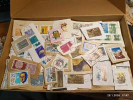 Filatelia - Suomi - Postimerkileikettä yli 1,1 kg. Pääosin 1970- ja 1980-luvuilta. Joukossa myös uudempaa leikettä.