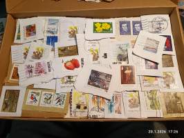 Filatelia - Suomi - Postimerkileikettä yli 1,1 kg. Pääosin 1970- ja 1980-luvuilta. Joukossa myös uudempaa leikettä.