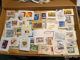 Filatelia - Suomi - Postimerkileikettä yli 1,1 kg. Pääosin 1970- ja 1980-luvuilta. Joukossa myös uudempaa leikettä.