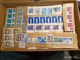 Filatelia - Suomi - Postimerkileikettä yli 1,1 kg. Pääosin 1970- ja 1980-luvuilta. Joukossa myös uudempaa leikettä.