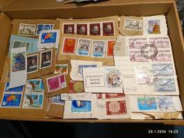 Filatelia - Suomi - Postimerkileikettä yli 1,1 kg. Pääosin 1970- ja 1980-luvuilta. Joukossa myös uudempaa leikettä.