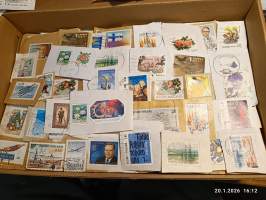 Filatelia - Suomi - Postimerkileikettä yli 1,1 kg. Pääosin 1970- ja 1980-luvuilta. Joukossa myös uudempaa leikettä.