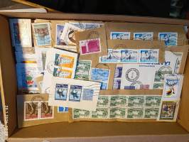 Filatelia - Suomi - Postimerkileikettä yli 1,1 kg. Pääosin 1970- ja 1980-luvuilta. Joukossa myös uudempaa leikettä.