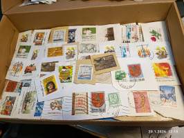 Filatelia - Suomi - Postimerkileikettä yli 1,1 kg. Pääosin 1970- ja 1980-luvuilta. Joukossa myös uudempaa leikettä.