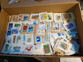 Filatelia - Suomi - Postimerkileikettä yli 1,1 kg. Pääosin 1970- ja 1980-luvuilta. Joukossa myös uudempaa leikettä.