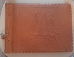 Valokuvakansio Uusi-Värtsilän sulattimon työstä.