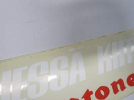 Kärjessä kiitää! Firestone -tarra, alkuperäinen 1970/80 -lukujen mainostarra