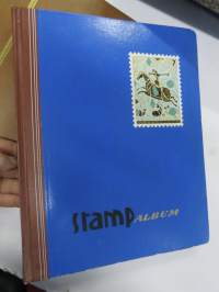 Postimerkkejä -erä kansioissa ja albumeissa olevia merkkejä, kaikki sivut kuvattu ja näkyvät kohteen kuvissa