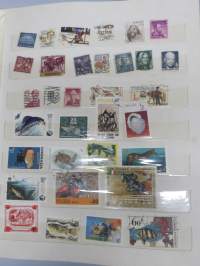 Postimerkkejä -erä kansioissa ja albumeissa olevia merkkejä, kaikki sivut kuvattu ja näkyvät kohteen kuvissa