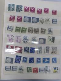 Postimerkkejä -erä kansioissa ja albumeissa olevia merkkejä, kaikki sivut kuvattu ja näkyvät kohteen kuvissa