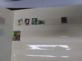 Postimerkkejä -erä kansioissa ja albumeissa olevia merkkejä, kaikki sivut kuvattu ja näkyvät kohteen kuvissa