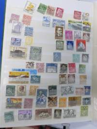 Postimerkkejä -erä kansioissa ja albumeissa olevia merkkejä, kaikki sivut kuvattu ja näkyvät kohteen kuvissa