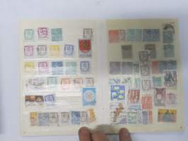 Postimerkkejä -erä kansioissa ja albumeissa olevia merkkejä, kaikki sivut kuvattu ja näkyvät kohteen kuvissa