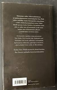 3X, Nero Wolfe, Liian monta epäilyä