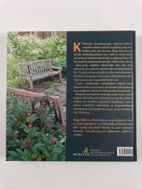 Helsingin sisäpihat kertovat : kaupunkihistoriaa ja nykypäivää pihan puolelta