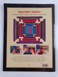 Tilkkujen taika - perinteisiä tilkkutöitä, vanutikkauksia ja applikaatiomalleja maailmalta