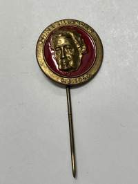 Miina Sillanpää - 1.5.1956 SKDL -neulamerkki