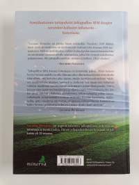 Jalkapallon MM-kisojen merkillinen historia : peliä kentällä ja kabineteissa 1930-2014