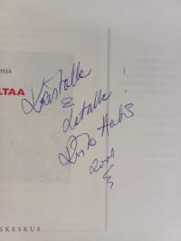 Ennen ensi-iltaa : tekijöitä teatterituotannossa (signeerattu)