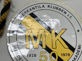 Merkantila klubben Åbo Akademi -erä sen toimintaan liittyviä yhden henkilön merkkejä; Ruusuke, kaulariipus, neulamerkit, mitali, kangasmerkit, tarra -osa hopeaa