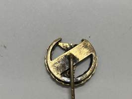 Merkantila klubben Åbo Akademi -erä sen toimintaan liittyviä yhden henkilön merkkejä; Ruusuke, kaulariipus, neulamerkit, mitali, kangasmerkit, tarra -osa hopeaa