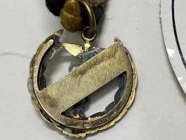 Merkantila klubben Åbo Akademi -erä sen toimintaan liittyviä yhden henkilön merkkejä; Ruusuke, kaulariipus, neulamerkit, mitali, kangasmerkit, tarra -osa hopeaa