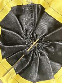 Merkantila klubben Åbo Akademi -erä sen toimintaan liittyviä yhden henkilön merkkejä; Ruusuke, kaulariipus, neulamerkit, mitali, kangasmerkit, tarra -osa hopeaa