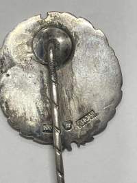 Åbo klassicka lyceum LX -neulamerkki, 813 hopeaa -koulun 70-vuotismerkki