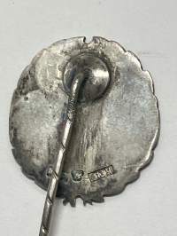 Åbo klassicka lyceum LX -neulamerkki, 813 hopeaa -koulun 70-vuotismerkki