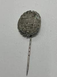 Åbo klassicka lyceum LX -neulamerkki, 813 hopeaa -koulun 70-vuotismerkki