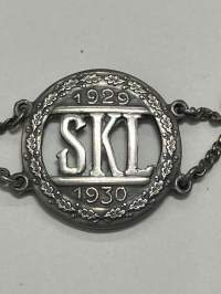 Svenska klassiska lyceum (i Åbo) 1929-1930 - 1.5.1940 Slottet -ranneke, 813 hopeaa -koulun jonkin luokan ranneke, jossa kaiverrettuna luokkakouksen aika ja paikka.