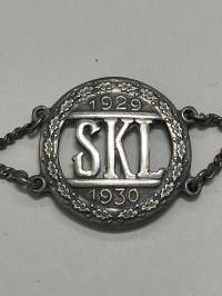 Svenska klassiska lyceum (i Åbo) 1929-1930 - 1.5.1940 Slottet -ranneke, 813 hopeaa -koulun jonkin luokan ranneke, jossa kaiverrettuna luokkakouksen aika ja paikka.