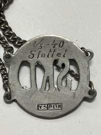 Svenska klassiska lyceum (i Åbo) 1929-1930 - 1.5.1940 Slottet -ranneke, 813 hopeaa -koulun jonkin luokan ranneke, jossa kaiverrettuna luokkakouksen aika ja paikka.