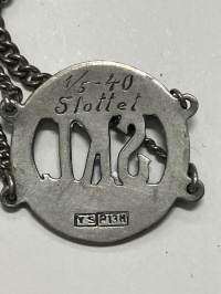 Svenska klassiska lyceum (i Åbo) 1929-1930 - 1.5.1940 Slottet -ranneke, 813 hopeaa -koulun jonkin luokan ranneke, jossa kaiverrettuna luokkakouksen aika ja paikka.