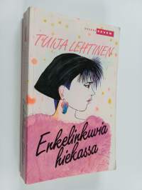 Enkelinkuvia hiekassa