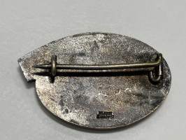 Valio -lakkikokardi tai työntekijän rintamerkki, neulakiinnitys, ehjä emalointi