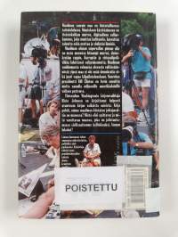 Maa jota ei ole : tuhat yötä Billin ja Hillaryn lumemaassa