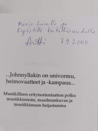 ...Johnnyllakin on univormu, heimovaatteet ja -kampaus... : musiikillisen erityisorientaation polku musiikkiminän, maailmankuvan ja musiikkimaun heijastamina (sig...
