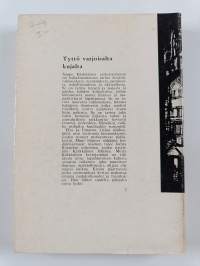 Tyttö varjoisalta kujalta