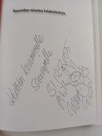 Raavaiden miesten kalakeittokirja (signeerattu, tekijän omiste)