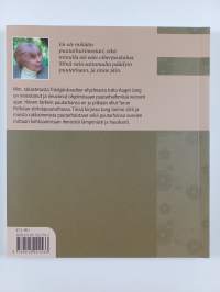 Ihmisiä puutarhan huoneissa