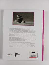 Kokonainen : naisen elämää iloineen, kiloineen, ruttuineen &amp; rakkauksineen : kuinka minusta tuli kokonainen, kuinka minusta tuli taas Minä - 16 naisen tarinat