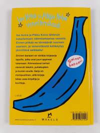 Iso koira ja pikku koira veneilemässä