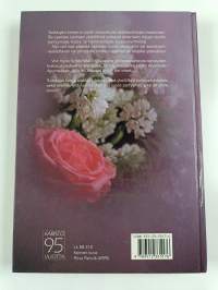 Tuoksujen lumoa : luo yksilöllisiä tuoksuja eteerisistä öljyistä