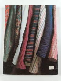 Rahwaan puku : näkökulmia Suomen kansallismuseon kansanpukukokoelmiin = Folk costume : a survey of the Finnish National Museum folk costume collection