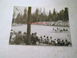 valokuva finlaysonin väkeä julkujärven juhlakentällä